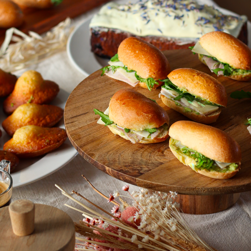 Mini viennois jambon, comté, avocat, roquette